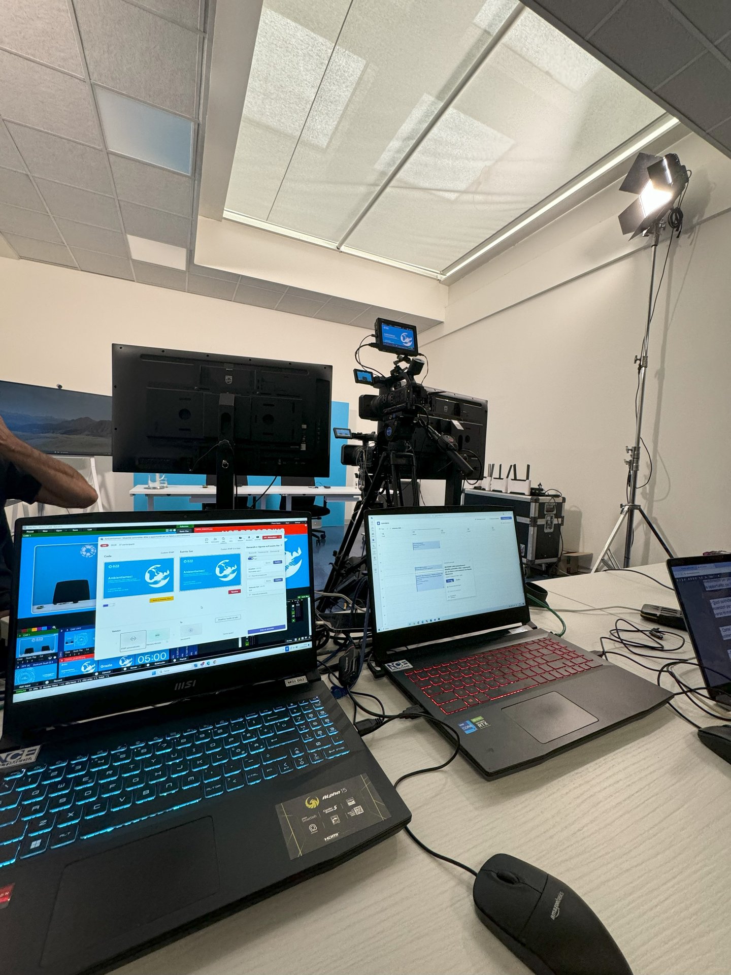 Camera e luci di scena in studio streaming