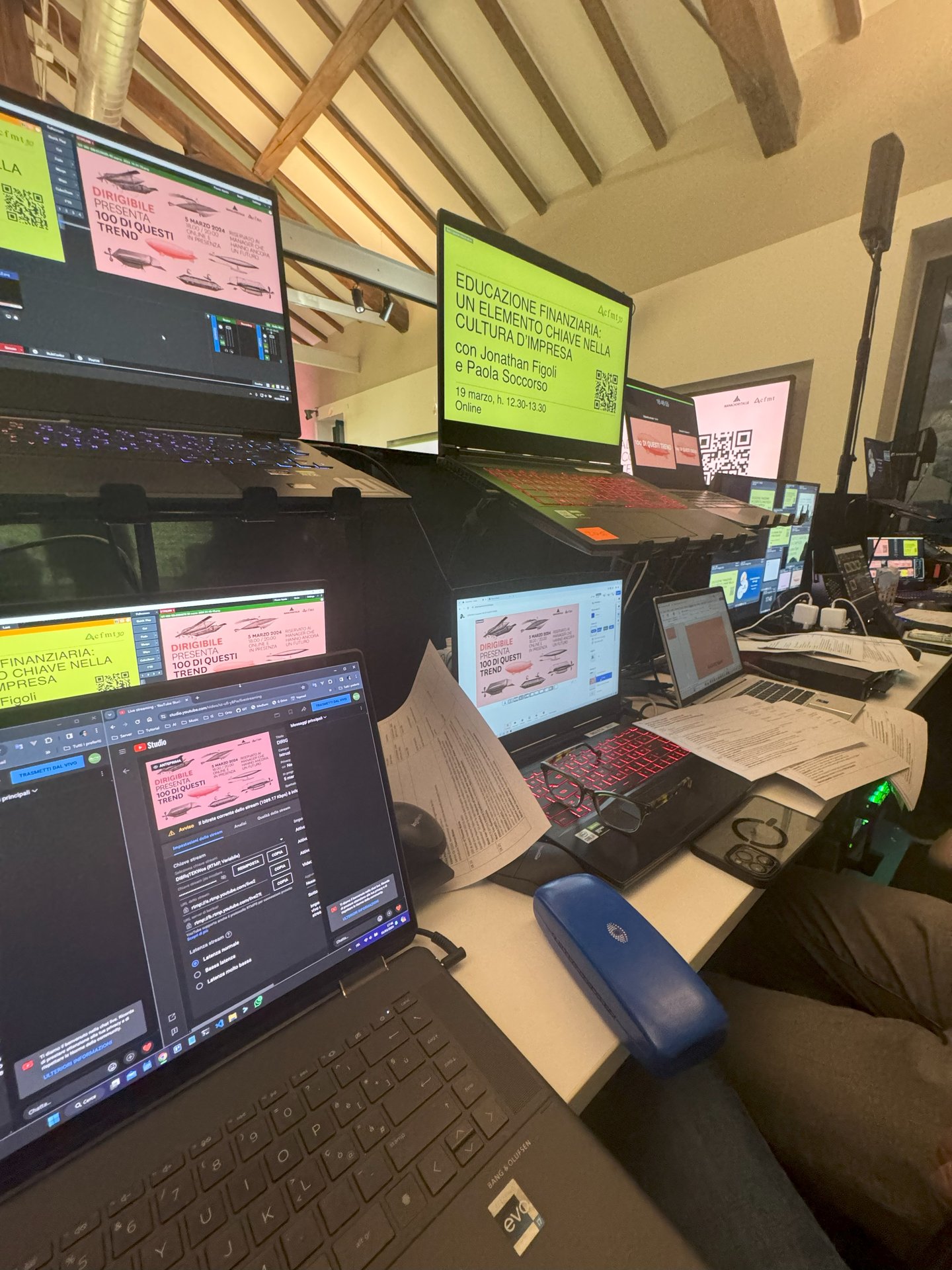 Postazione multi-regia con più laptop