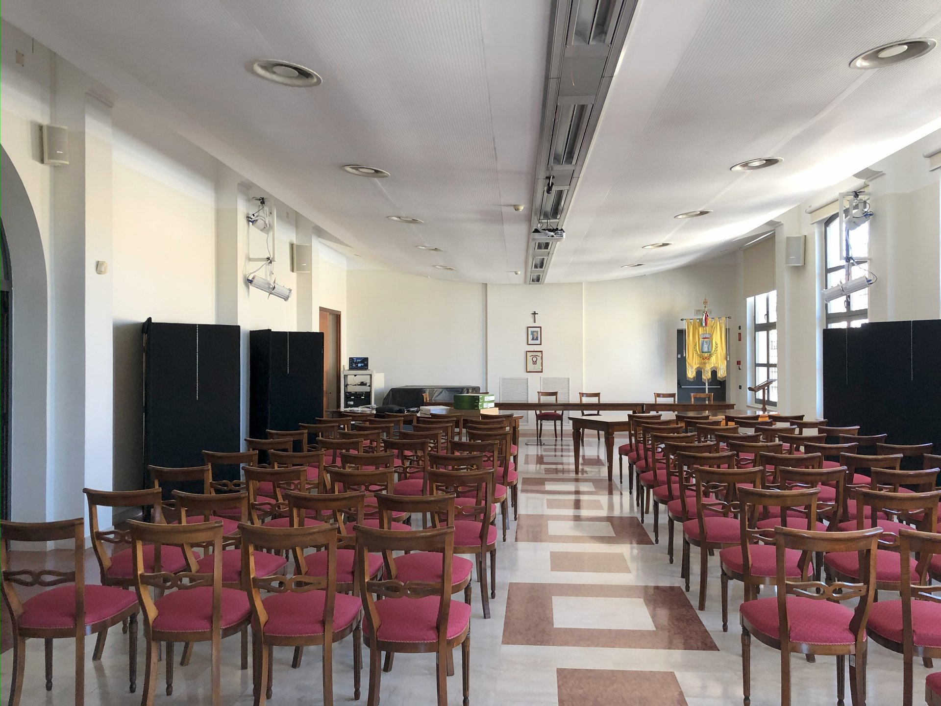 Sala con impianto audio video installato